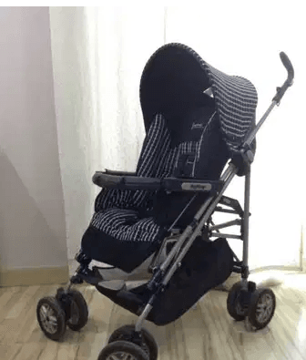 PegPerëgo pram cum double sided carriage set
PegPerëgo pram in mint condition
MADE IN ITALY, a rare find, won't get anywhere else.
A luxurious pram in which your baby will feel like a p...