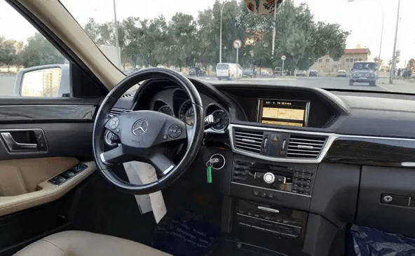 Mercedes E250 . 2012