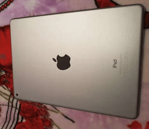 I pad air 2 16gb
Very good condition
Good battery life
Cover free
Original charger
Last 50 kd
Please dont ask discount
